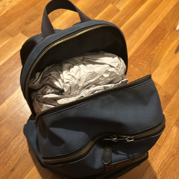 I’m trying to selling this bag because I don’t ever use it and I need some cash - Picture 5 of 9